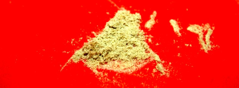 En quelques minutes, le Hash Maker permet de récupérer un peu de hash maison Trichomes de cannabis extraits avec le Hash Maker