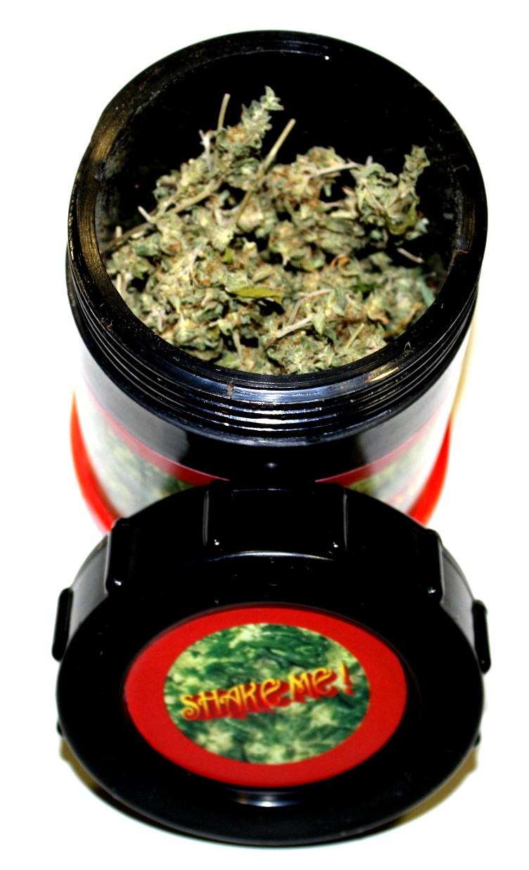 Une fois l'herbe placée dans le Hash Maker, il n'y a plus qu'à secouer pour récupérer le hash Extracteur de résine Hash Maker rempli de cannabis